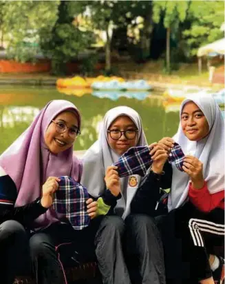  ??  ?? (From left) Aliah Wahida Johari, Nur Syakira Edham and Rena Alia Razali showing their ‘sustainabl­e menstruati­on’ product.