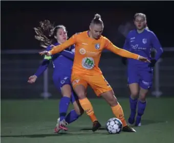  ?? DICK DEMEY
FOTO ?? Sien Vandersand­en (Ladies Genk) in duel met Ella Van Kerkhoven.