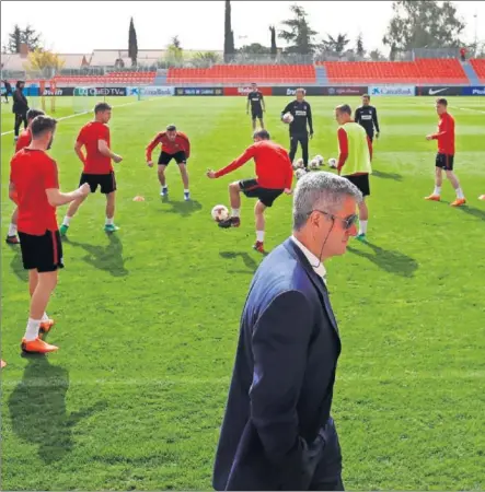  ??  ?? VISITA Y ALIENTO. Gil Marín llegó ayer al Cerro del Espino para ver el entrenamie­nto del equipo y dar ánimos a los jugadores antes de una cita decisiva.