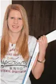  ??  ?? Der Eishockey Schläger spielt bei Saskia Selzer immer noch eine wichtige Rolle.