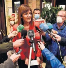  ?? EFE ?? La candidata socialista a las elecciones vascas, Idoia Mendía, atiende a los medios.