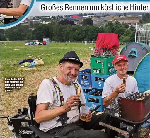  ?? ?? Rico Große (52, l.) und Matthias Roland (31) gönnen sich eine Grillpause.