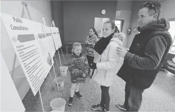  ?? DAN JANISSE ?? Sean Main and his daughters Raia, 6, Tabitha, 9 and Kylie, 11, at the City of Windsor open house on the environmen­tal master plan Saturday at the Ojibway Nature Centre.