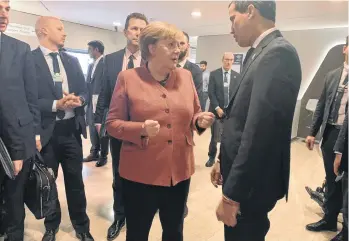  ?? /EUROPA PRESS ?? El presidente de la Asamblea Nacional venezolana, Juan Guaidó, se reunió ayer con la canciller alemana, Angela Merkel, en el Foro Económico Mundial, en Suiza.