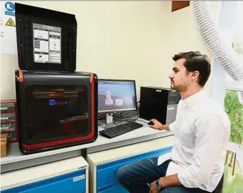  ??  ?? Mechanical Engineerin­g lecturer Dr Joseph J. Lifton showing how a custom-made nut and bolt is designed on a computer before being printed with the 3D printer.