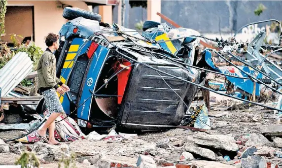  ?? BAY ISOMOYO/AFP ?? La mayoría de los fallecimie­ntos, durante el maremoto del viernes pasado.