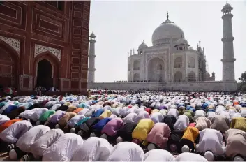  ?? — PTI ?? People offer namaz at the historical Taj Mahal on the occasion of Id in Agra on Monday.