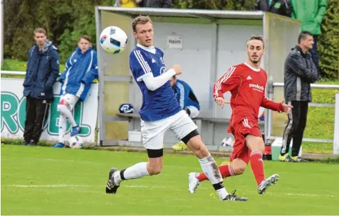  ?? Foto: Oliver Reiser ?? Gegen Wiggenbach musste Dinkelsche­rbens Ersatztorh­üter Jürgen Lehner (rechts) noch zusehen, wie Daniel Walter (links) eine weitere Flanke nicht verhindern kann. Bei der 0:6 Pleite in Durach musste der „Oldie“selbst zwischen die Pfosten.