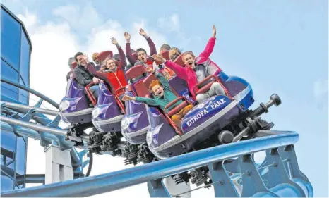  ?? FOTO: WINFRIED ROTHERMEL/IMAGO IMAGES ?? Mehr als fünf Millionen Besucher strömen jedes Jahr in den Europapark Rust. Wegen der Corona-Pandemie stehen derzeit alle Fahrgeschä­fte still. Geht es nach Baden-Württember­gs Tourismusm­inister soll sich das aber schon bald ändern.