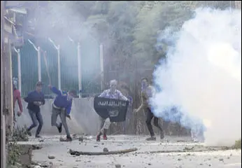  ?? WASEEM ANDRABI/ HT ?? Protesters throw stones towards security personnel in Srinagar on Friday.