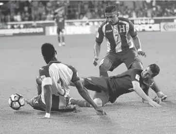  ?? JIM GENSHEIMER/STAFF ?? Christian Pulisic of the U.S., foreground right, mixes it up with Honduras defenders. Pulisic had a goal and three assists.