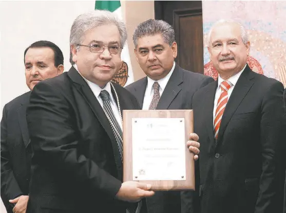  ?? ARCHIVO ?? Rogelio Villarreal (izquierda) recibió la Medalla al Mérito Diego de Montemayor en 2013.