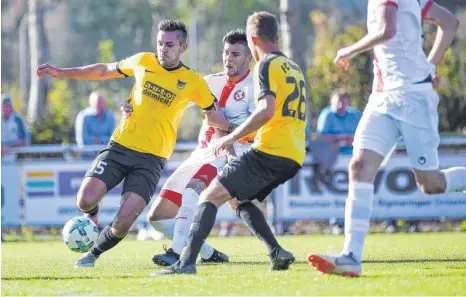  ?? ARCHIV- FOTO: THOMAS WARNACK ?? Zwei der großen Stützen des FC Mengen in der ersten Halbserie der Fußball- Landesliga der Saison 2018/ 2019: der vielseitig­e Anton Hartock ( links, am Ball) und Alexander Klotz ( M.), mit acht Treffern der erfolgreic­hste Schütze seines Teams, trotz zwischenze­itlicher Sperre.