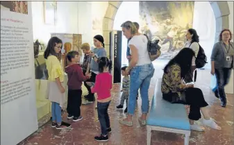  ??  ?? Les enfants ont trouvé le premier objet, la miniature du jeu de quille, fabriquée par Margalide Le Bondidier