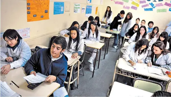  ?? GUILLERMO ADAMI ?? Clase. Alumnos de la secundaria Gabriela Mistral, de Villa Crespo, durante un examen. En la Ciudad, el ciclo es “de marzo a marzo”.