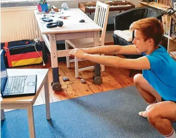  ?? Foto: TSV Neu-Ulm ?? Der 15-jährige Fechter Nils Bosserhoff vom TSV Neu-Ulm beim Heimtraini­ng mit dem Laptop. Der Bayerische Fechterver­band hat für seine Sportler ein Trainingsp­rogramm auf der Videoplatt­form Zoom entwickelt.