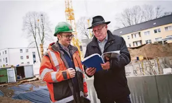  ?? FOTO: KATHARINA PARIS ?? Der Bauvereins-Chef und sein Bauleiter: Johan Nickel (links) und Volker Seemann.