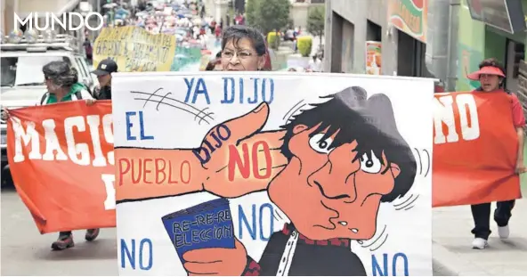  ??  ?? ► Una mujer con un cartel con una caricatura de Evo Morales, el miércoles.