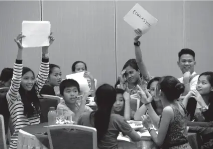  ?? / TAMPO ?? ■ KLASE: Duha ka mga bata ang ning-isa sa ilang kamot aron pagtubag sa pangutana: What are the rights of the children? atol sa klase sa Parents-Children Dialogue niadtong Nobiyembre 22, 2018 sa Golden Peak Hotel ug Suites, Cebu City.