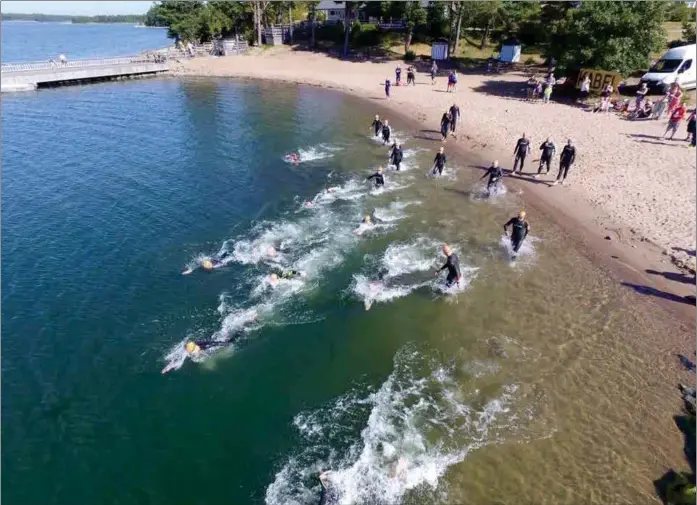  ??  ?? TRIATHLONS­TARTEN I KASNÄS. Tävlingen lockade 79 deltagare.