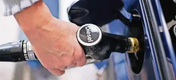  ?? FOTO: DPA ?? Der Diesel-Abgasskand­al und seine Folgen für die Unternehme­n, aber auch für die Besitzer von Dieselfahr­zeugen beschäftig­t nicht nur Politik und Wirtschaft, sondern auch viele betroffene Autofahrer.