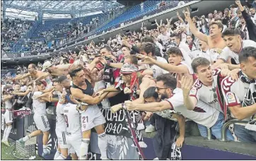  ?? Foto: EFE ?? Alegría de los jugadores y de la afición desplazada del Albacete, que celebraron el triunfo en Riazor