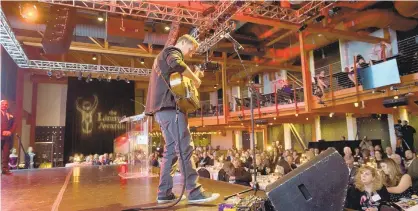  ?? MORNINGCAL­LFILEPHOTO ?? Musician Trevor Gordon Hall performs at ArtsQuest’s Musikfest Cafe in Bethlehem.