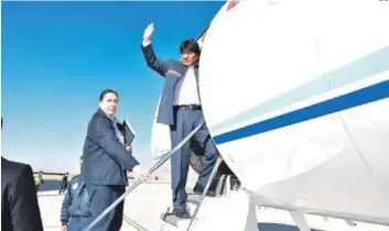  ?? EFE ?? Viaje. El presidente de Bolivia, Evo Morales, junto al ministro de Justicia, Héctor Arce, abordan el avión que los llevó a La Haya, al tiempo de señalar que extendía una vez más su mano a Chile a propósito del fallo.