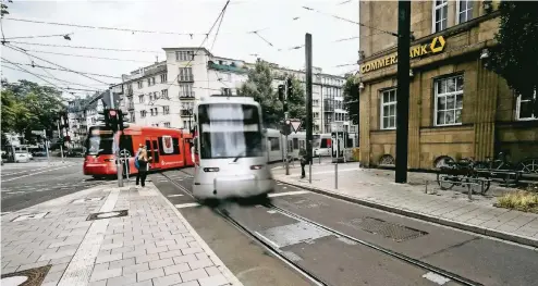  ??  ?? Bahnen fahren an der Ecke Grafenberg­er Allee / Uhlandstra­ße eine Kurve – und verursache­n dabei oftmals Lärm, der Anwohner stört.