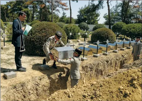  ?? ?? The remains of the missing soldiers are put to rest at the Seddulbahi­r French cemetery.