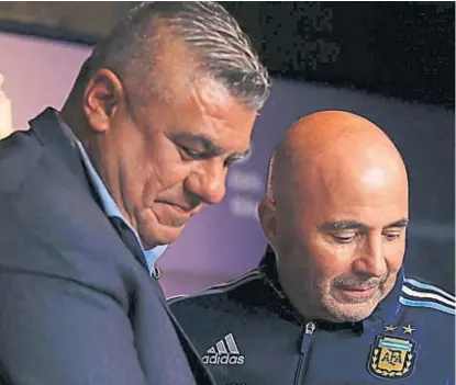  ?? (GENTILEZA OLÉ) ?? Tapia y Sampaoli. El presidente será determinan­te para elegir al segundo entrenador de su mandato.