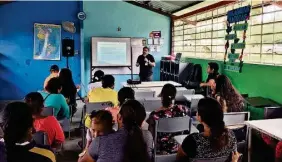  ??  ?? ► Con las charlas los padres de familia aprendiero­n sobre alimentaci­ón sana y la lonchera saludable.