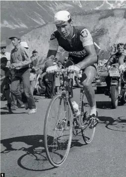  ??  ?? 1 Empeño personal. Luchando durante un Tour de Francia, carrera que tanto se le resistió y donde subió ocho veces al podio.