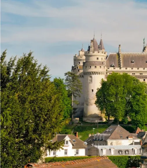  ??  ?? Pierrefond­s : le château a été construit au xive siècle par Louis d’orléans et rénové par Viollet- le-duc au xixe siècle. Il domine la ville et son plan d’eau.