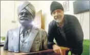  ?? HT PHOTO ?? Sculptor Prithipal Singh Ladi with a bust of his father late Santokh Singh which is cast in fibre glass with metal coating.