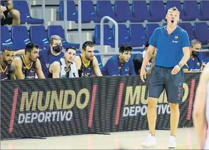  ?? FOTO: MANEL MONTILLA ?? Sarunas Jasikevici­us, delante del banquillo del Barça en un partido del Barça de esta temporada