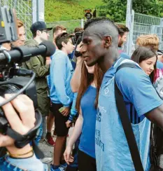  ?? Foto: Witters ?? Bakéry Jatta vom Zweitligis­ten Hamburger SV ist unvermitte­lt in den Mittelpunk­t des Interesses gerückt.