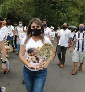  ?? KEYNA CALDERÓN ?? Doña Yendry caminó junto con una imagen de La Negrita.