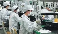  ?? BLOOMBERG ?? Employees work on the assembly line at a Foxconn plant in Shenzhen, Guangdong province.