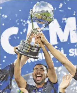  ?? FOTO GETTY ?? El festejo de Independie­nte del Valle tras recibir el trofeo que lo acredita campeón del certamen suramerica­no.