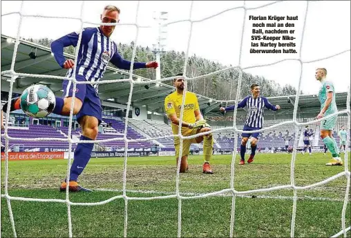  ??  ?? Florian Krüger haut noch mal an den Ball, nachdem er SVS-Keeper Nikolas Nartey bereits überwunden hatte.