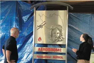  ?? | PHOTO : OUEST-FRANCE ?? La plaque qui marquera l’entrée de l’aérodrome Jacqueline Auriol a été dévoilée ce samedi.