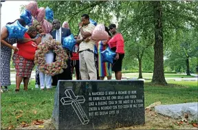  ?? LAURIE SKRIVAN/ST. LOUIS POST-DISPATCH VIA AP ?? In this Aug. 9, 2019, file photo, Lesley McSpadden, the mother of Michael Brown, prays with a group from Rainbow of Mothers, before placing a large wreath at her son’s grave on the fifth anniversar­y of this death, at St. Peter’s Cemetery in St. Louis.