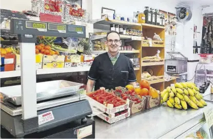  ?? EL PERIÓDICO ?? José Luis Blanco posa tras el mostrador de su tienda en Mérida. ▷
