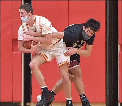  ?? PETE BANNAN – MEDIANEWS GROUP ?? Haverford’s J.R. Newman, left, battles Garnet Valley’s Justin Langan for a loose ball in the second quarter.