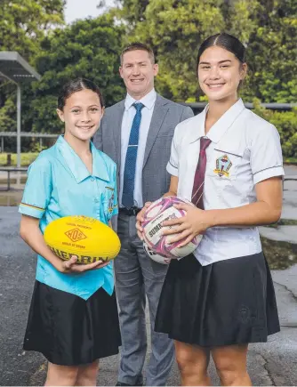  ?? Picture: JERAD WILLIAMS ?? Keebra Park principal Adam Brandis – with students Okalani Compton, 11, and Sunny Gerrard, 16 – says the the Girls Sports Academy appeals to a wide range of families.