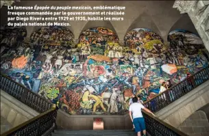  ??  ?? La fameuse Épopée du peuple mexicain, emblématiq­ue fresque commandée par le gouverneme­nt et réalisée par Diego Rivera entre 1929 et 1935, habille les murs du palais national de Mexico.