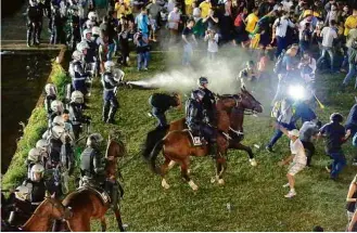  ??  ?? Manifestan­tes entram em conflito com a Polícia Militar em protesto no Congresso Nacional