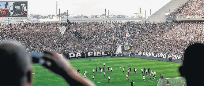  ?? WERTHER SANTANA/ESTADÃO ?? Apoio total. Torcida do Corinthian­s foi à Arena em Itaquera passar energia para os jogadores na véspera da decisão contra o Flamengo; quem vencer esta noite vai brigar pelo título