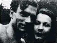  ?? SETDART ?? CON LAURENCE
OLIVIER Todo indica que se trata de una selfie, probableme­nte del mismo día en que la
pareja se bañó desnuda en un río durante su luna de
miel en 1940